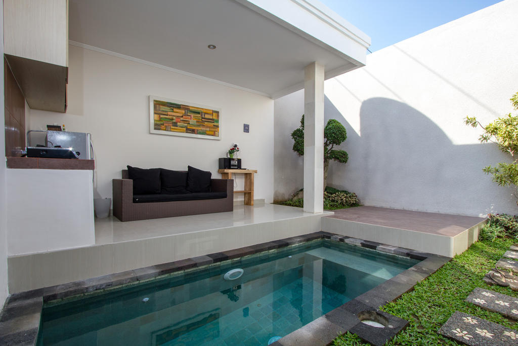 Karana Villa Denpasar Szoba fotó